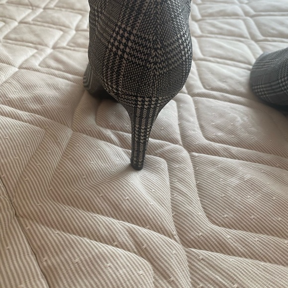 Sjort pattern boots. Stretchy pull on with small heel. - Picture 5 of 7